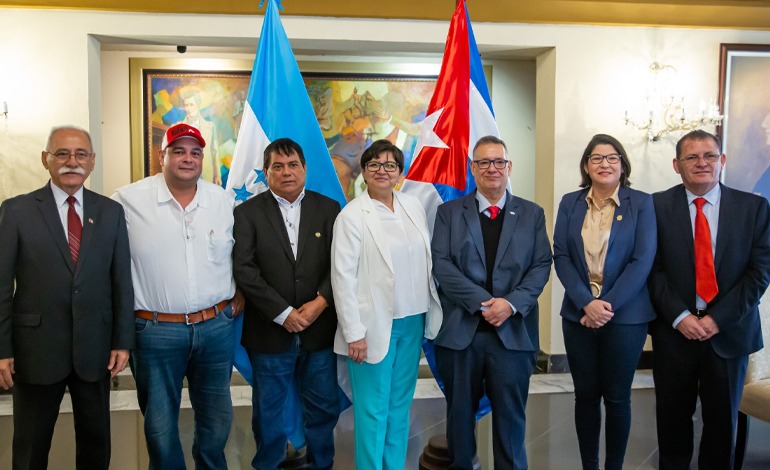 Honduras firma la llegada de 89 médicos&nbsp;cubanos