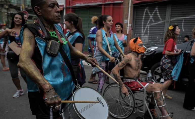 Demacrados se balancean al ritmo frenético de la&nbsp;samba