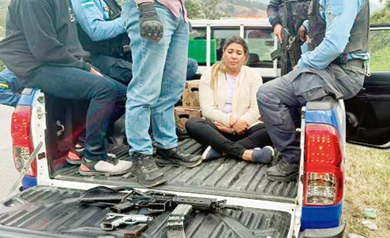 Enfermera “inyectaba” con fusil y una&nbsp;9mm.