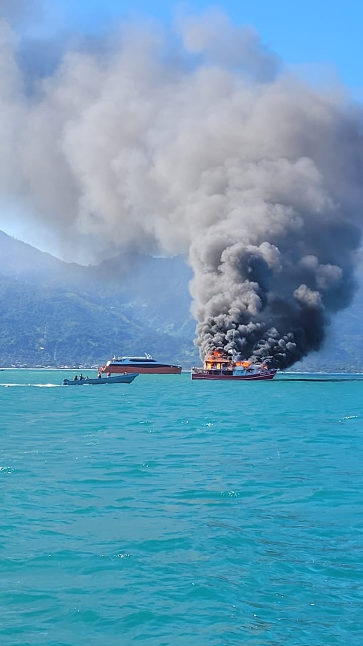 Terror en el mar: Embarcación pesquera agarra fuego en&nbsp;altamar