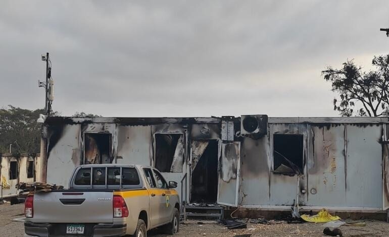 Riña termina con&nbsp;incendio