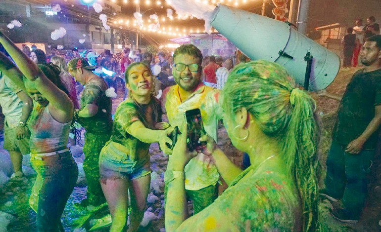 El brillo, la alegría y la diversión deslumbran en el Festival del&nbsp;Color