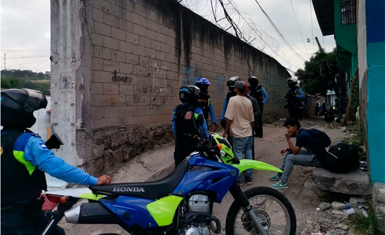 CONADEH denuncia que en la noche policía violenta derechos&nbsp;humanos