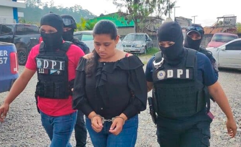 Mujer, junto a su amante, estrangulan a&nbsp;bebé