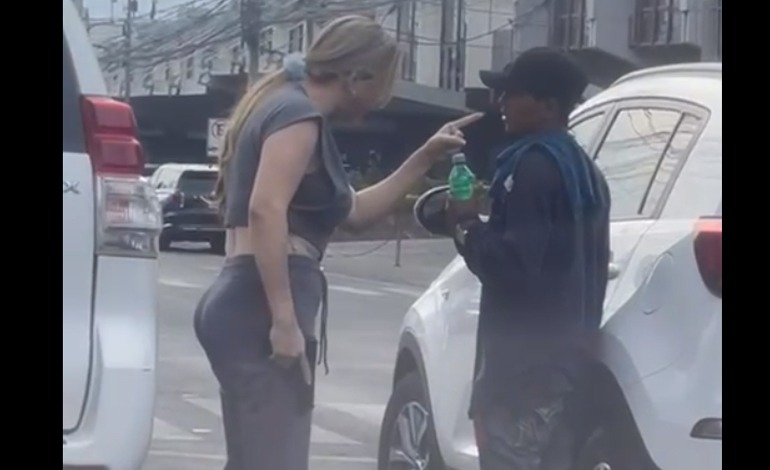 Fémina armada enciende las&nbsp;redes