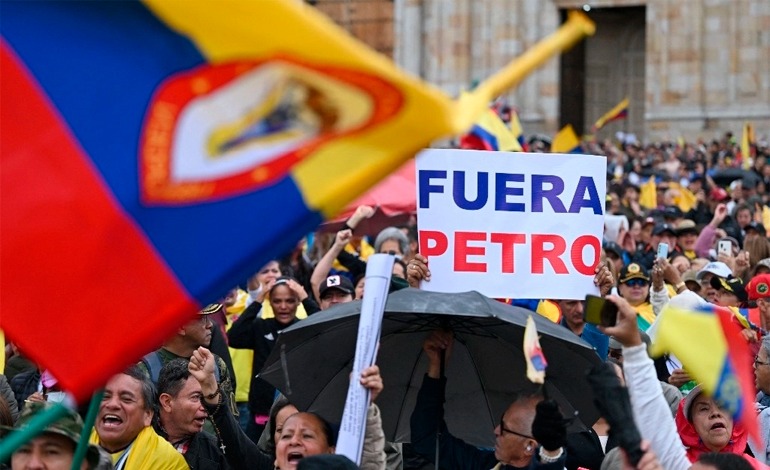 Cientos de miles protestan contra&nbsp;Petro