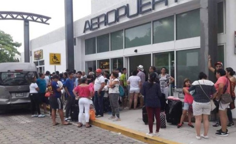 Bajo el sol esperan turistas en&nbsp;Roatán