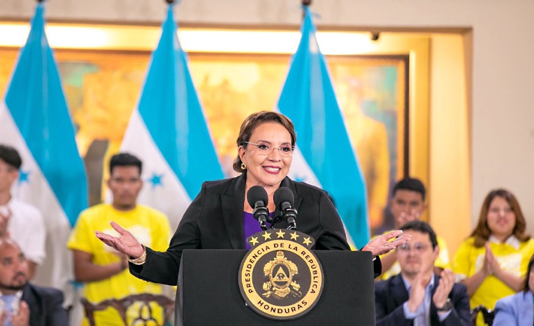 Presidenta premia con becas en Día del&nbsp;Estudiante