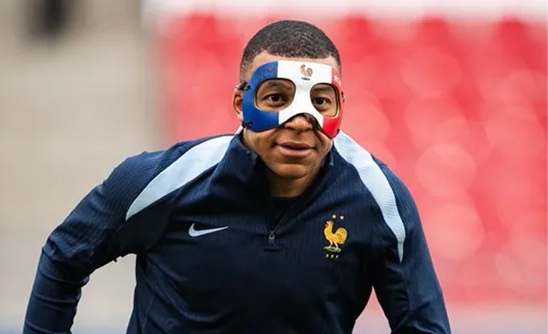 Kylian Mbappé entrena con&nbsp;máscara