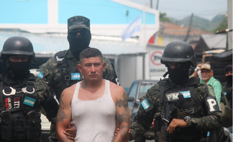 Entrega de pandillero a las autoridades de El&nbsp;Salvador