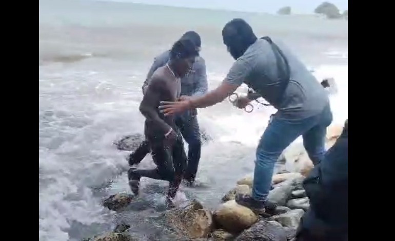 Se lanza al mar para huir de la&nbsp;policía
