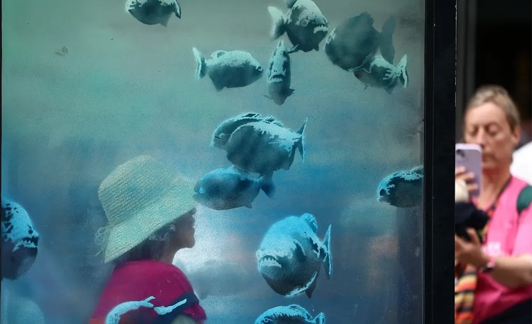 Banksy cierra con&nbsp;pirañas