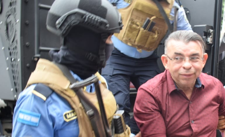 Cárcel a exministro Ayala por sobrevalorar&nbsp;ambulancias