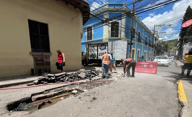 Otro socavón, repara la AMDC en el centro de la&nbsp;capital