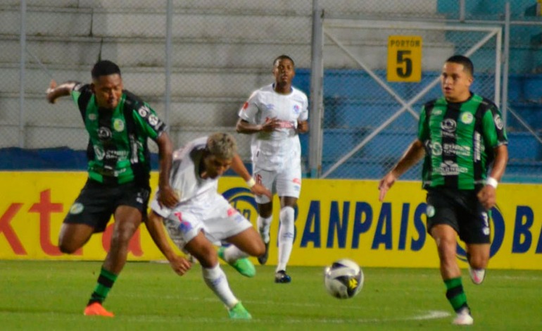 En el último segundo, Edrick Menjívar salva al&nbsp;Olimpia