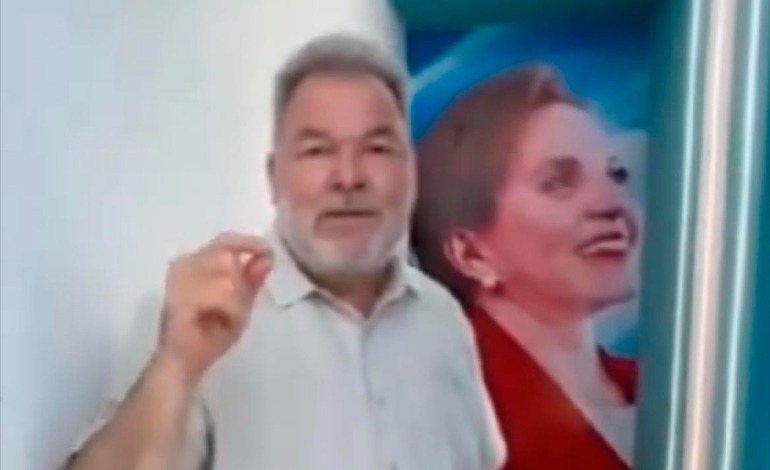 Contreras arranca foto de Mario Moncada y coloca la de Xiomara&nbsp;Castro