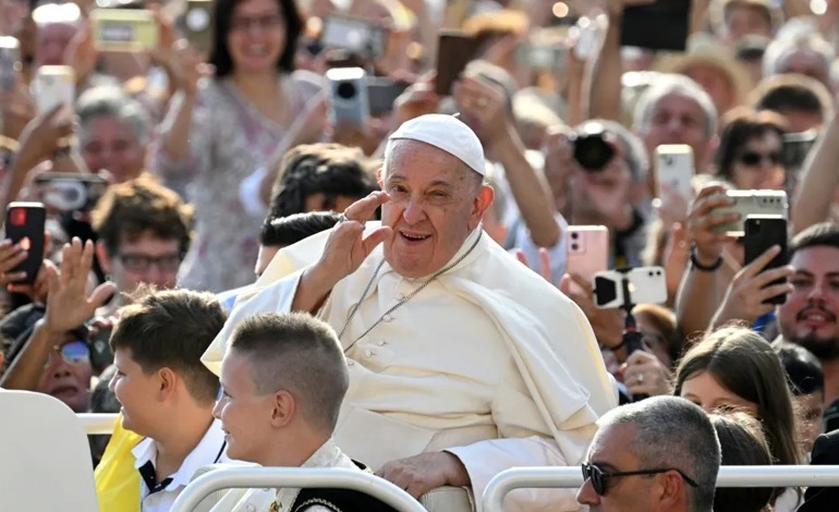 El Papa llega a Indonesia en su gira más larga por territorio&nbsp;musulmán