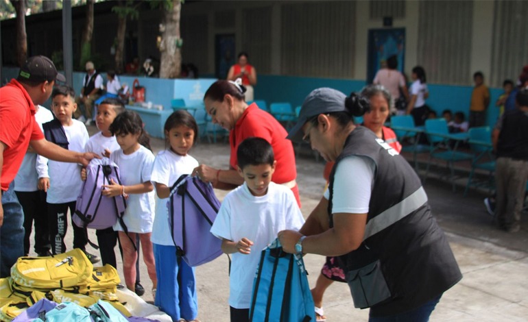 AMDC entrega 6,300 “bedkits” a alumnos de 50 centros&nbsp;educativos