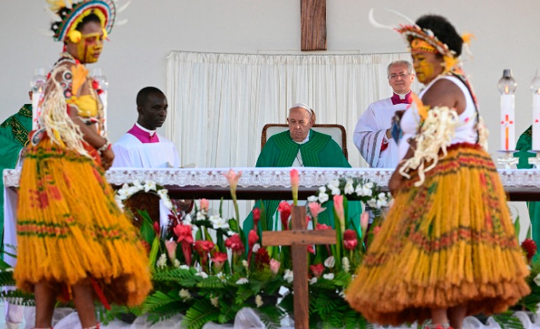 El papa Francisco presidió una misa al aire libre en&nbsp;Papúa