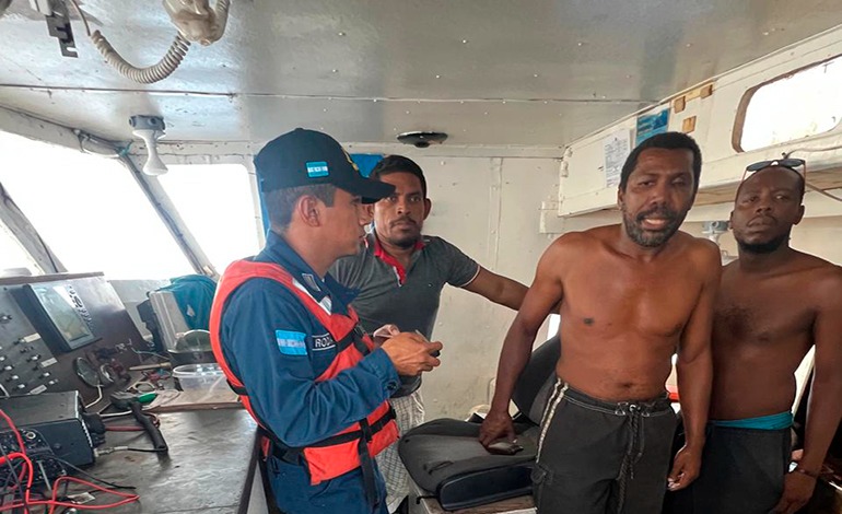 Rescatan sanos y salvos a&nbsp;náufragos