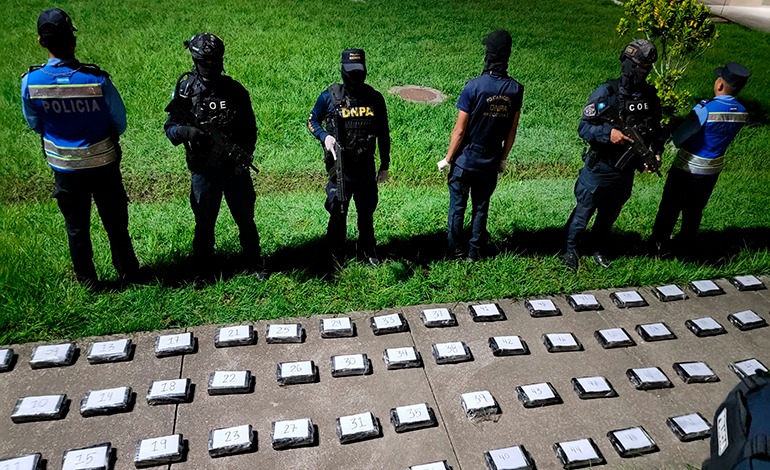 Efectivos antidrogas decomisan 66 kilos de supuesta cocaína y detienen cinco personas en la zona&nbsp;atlántica