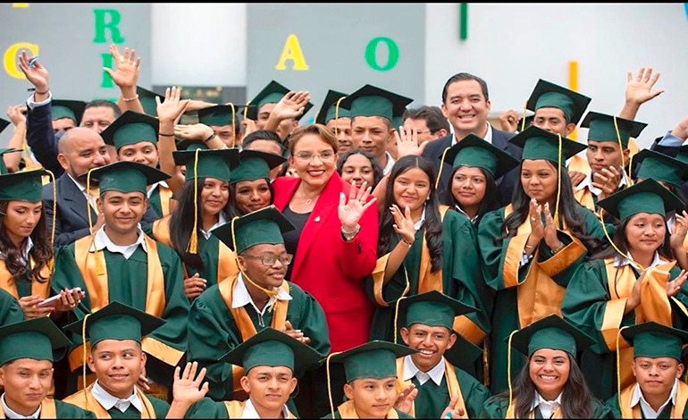 Presidenta clausura año escolar con 103 becados por&nbsp;gobierno