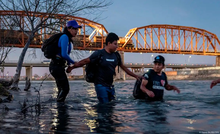 Manotadas de ahogado para evitar deportaciones&nbsp;masivas