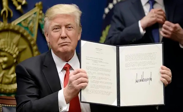 Trump arranca con la firma de un centenar de órdenes&nbsp;ejecutivas
