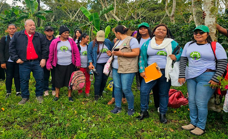 INA entrega más de 280 manzanas de tierra a&nbsp;campesinas