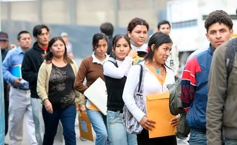 Largas filas de jóvenes que buscan&nbsp;“chamba”