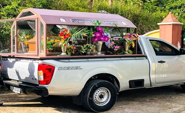 Roban carroza fúnebre con todo el&nbsp;féretro