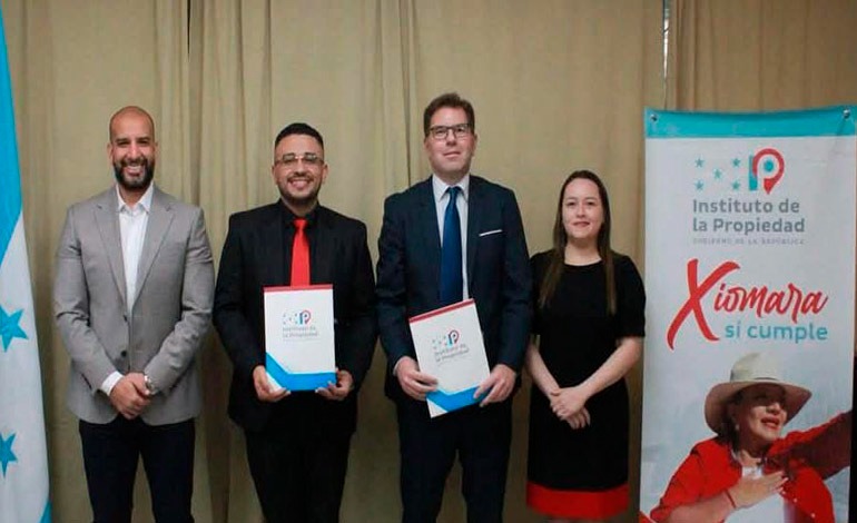 IP firma convenio con Escuela de Negocios en Madrid para 100&nbsp;becas