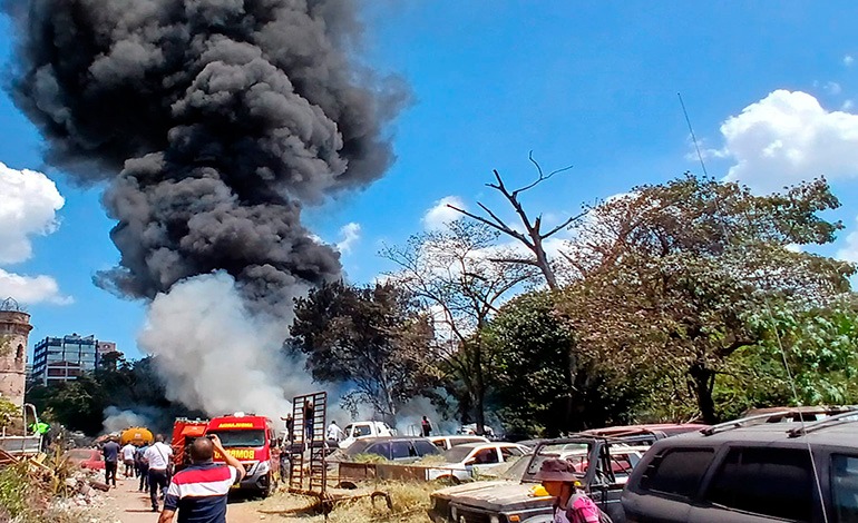 Fuego arrasa con 80&nbsp;vehículos