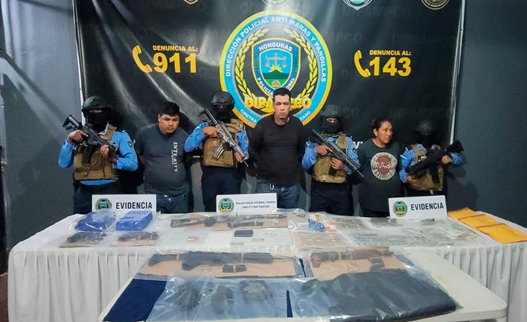 Bajo fuego cruzado, DIPAMPCO apresa pandilleros en La&nbsp;Lima