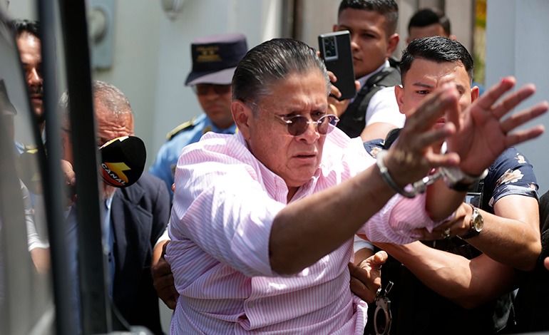 Detienen a Esdras A. López por agarrar a su mujer de punching&nbsp;bag