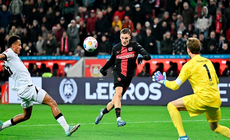 El Eintracht de Fráncfort dio otro paso hacia la&nbsp;clasificación