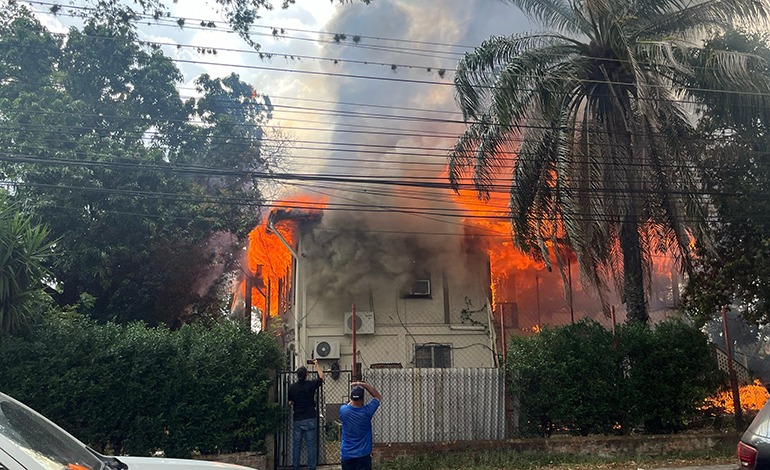 Incendio devasta edificio histórico de la Iglesia Reformada 