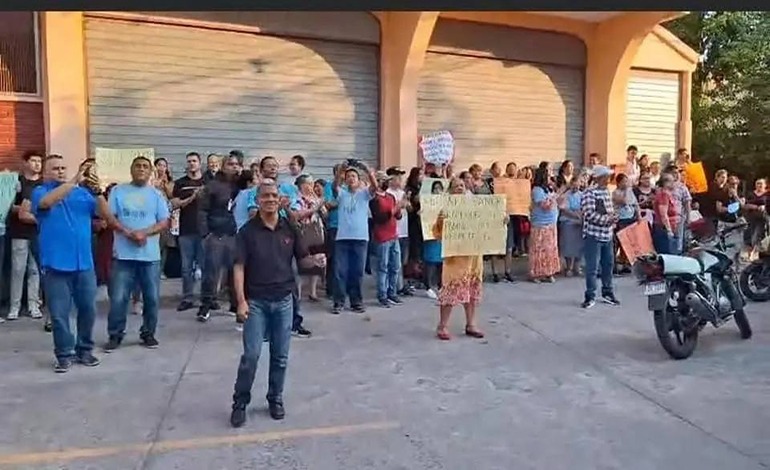 Tiempos Proféticos: Desalojan feligreses de Iglesia Aposento&nbsp;Alto