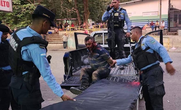 Endemoniado y guiado por objetos de brujería hiere a 3&nbsp;policías