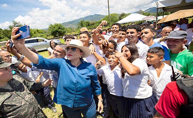 Presidenta beneficia a 4,500 pobladores con títulos de dominio&nbsp;pleno