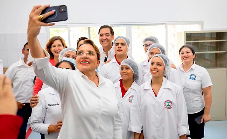 Presidenta inaugura la reconstrucción de 14 centros&nbsp;educativos