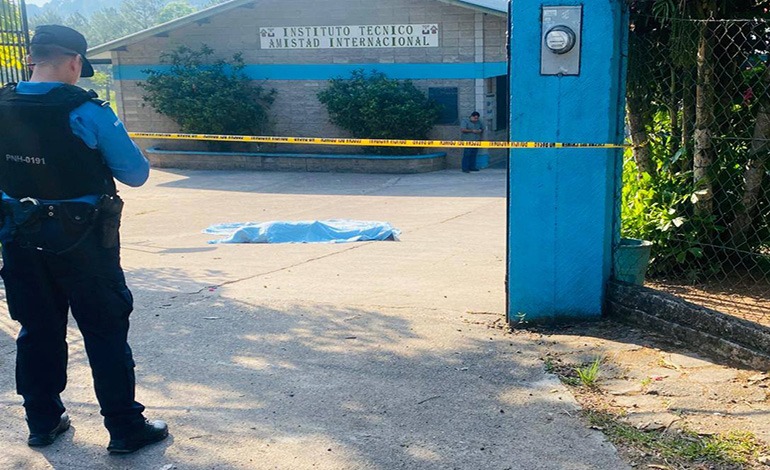 Profesor es asesinado frente a su escuela: Un estudiante sale&nbsp;herido