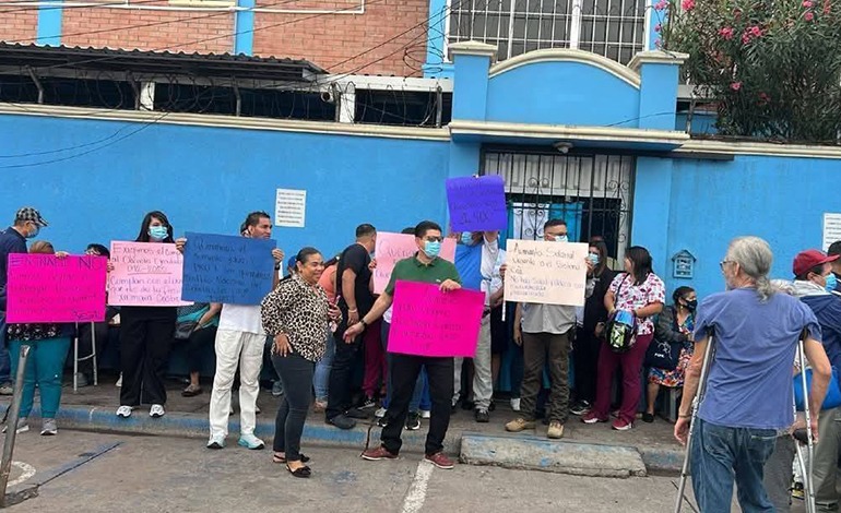 Empleados del Hospital del Diabético protestan por incumplimiento de&nbsp;salarios