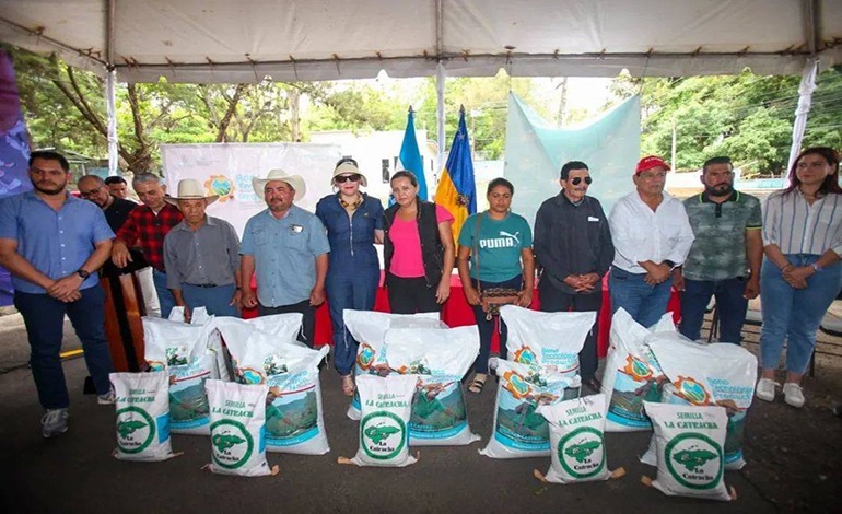 Alcalde Jorge Aldana entrega Bono Productivo a&nbsp;agricultores