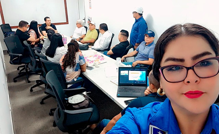 Juan Diego Zelaya escucha a&nbsp;gremios