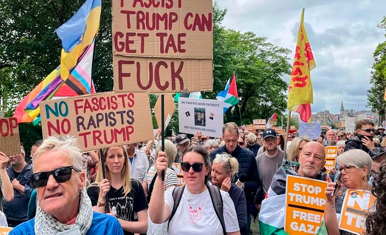 Protestas en Escocia: Trump juega golf mientras cientos se manifiestan en su&nbsp;contra