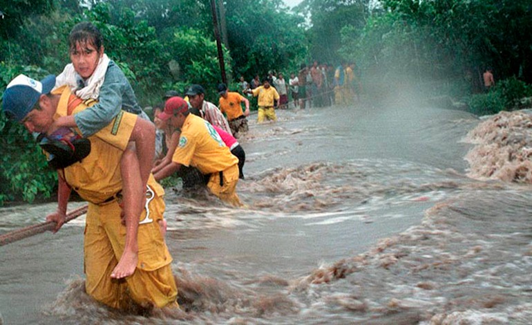Caos en San Salvador: Lluvias torrenciales provocan&nbsp;inundaciones