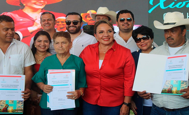Gobierno entrega títulos de propiedad en Las Flores y Lepaera,&nbsp;Lempira