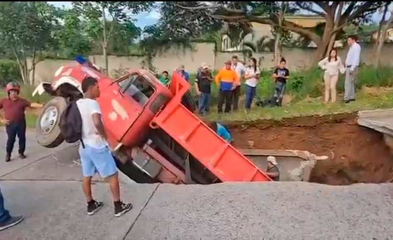 Socavón se traga&nbsp;volqueta