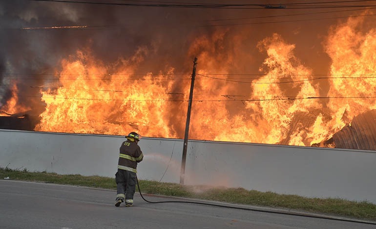 Voraz incendio acaba con “La&nbsp;Palillera”